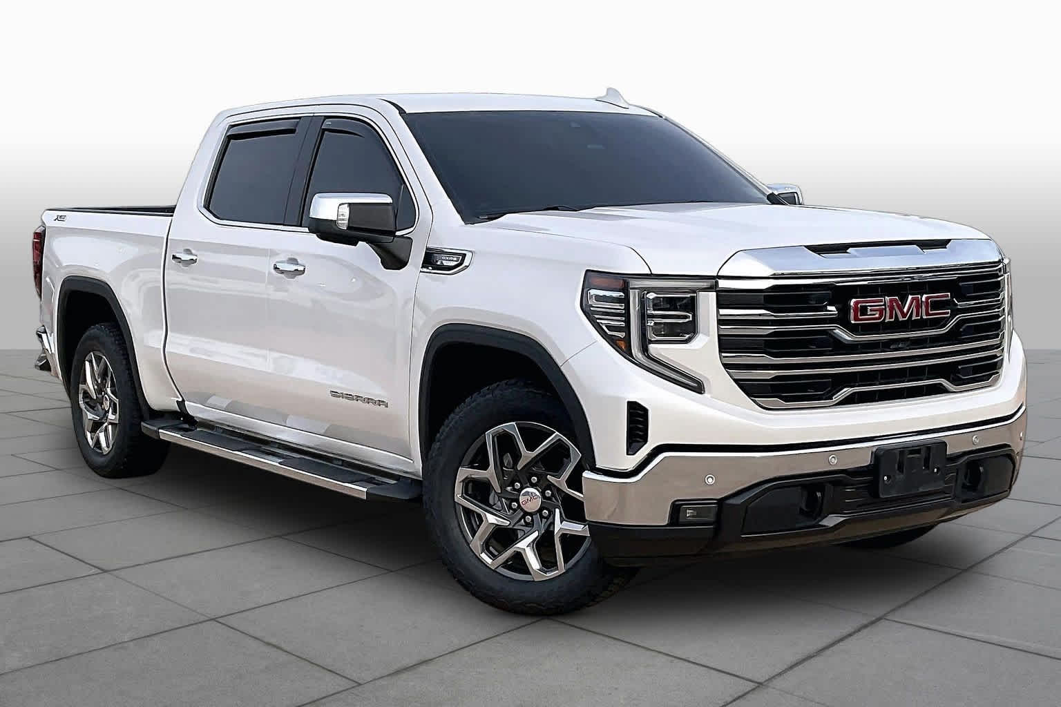 Certified Used 2024 White Frost Tricoat GMC SLT image 3