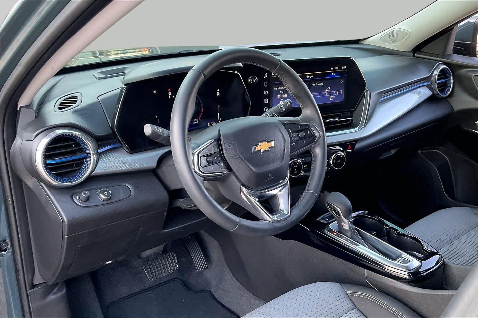 Used 2025 Cypress Gray Chevrolet LT image 17