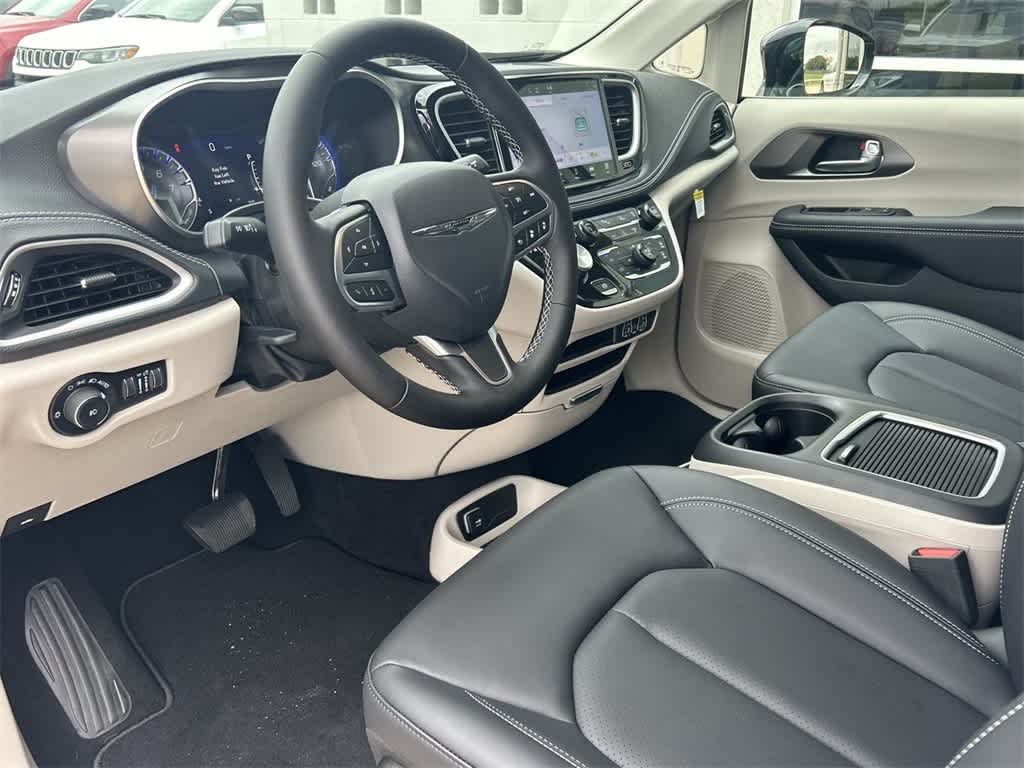 2024 Chrysler Pacifica Touring L 2