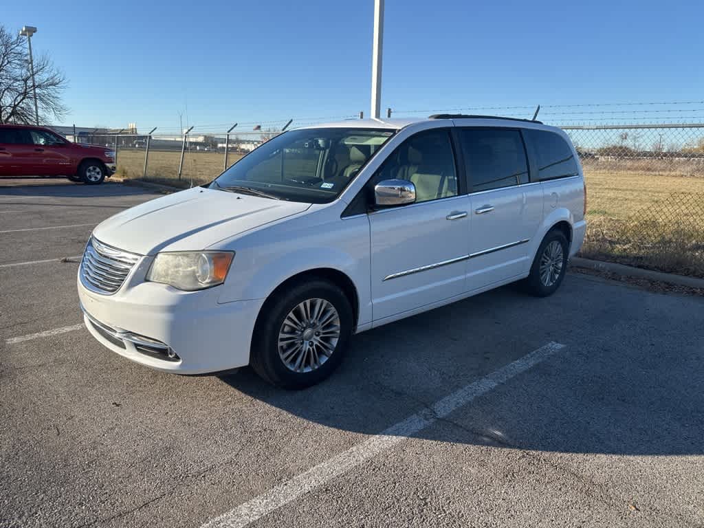 2015 Chrysler Town & Country Touring-L 3