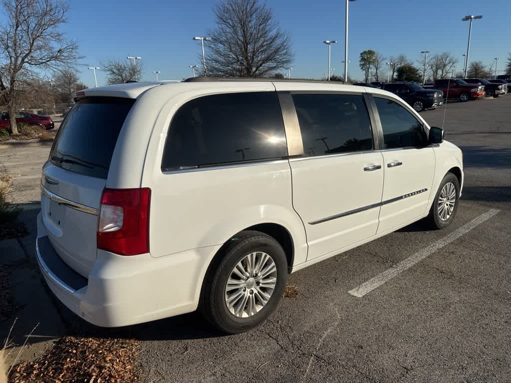 2015 Chrysler Town & Country Touring-L 6