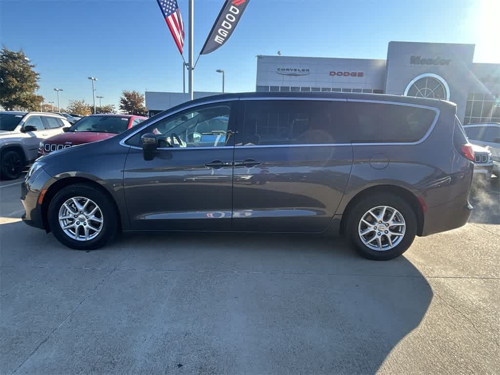 2022 Chrysler Voyager LX 3