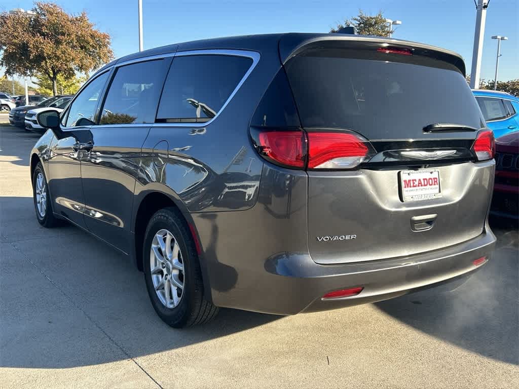 2022 Chrysler Voyager LX 4