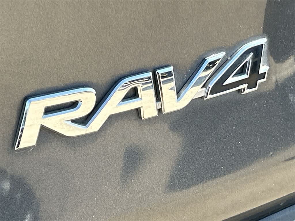 2021 Toyota RAV4 XLE 7