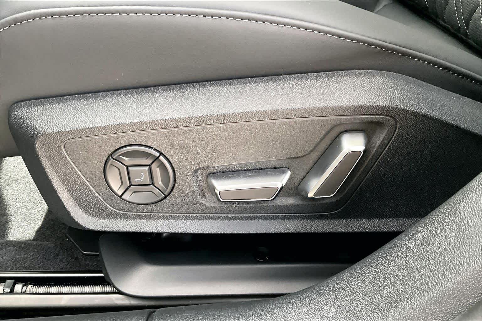 New 2026 Mythos Black me Audi Premium Plus image 7