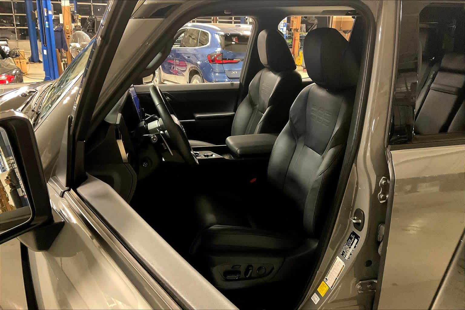 View vehicle photo 7