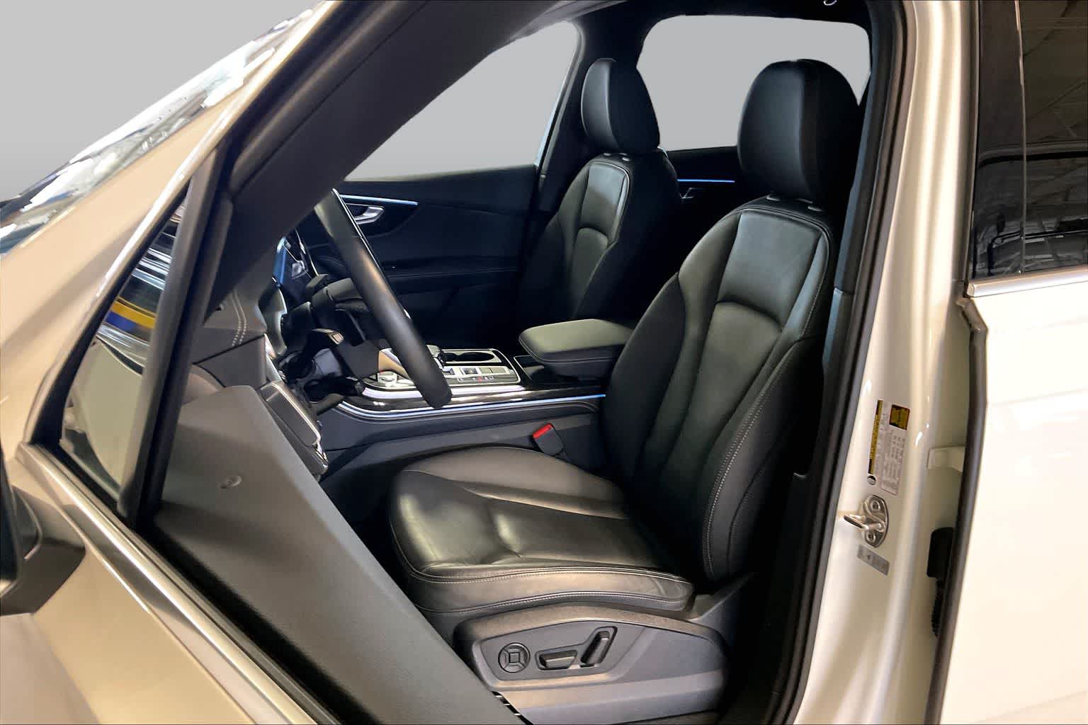 View vehicle photo 7