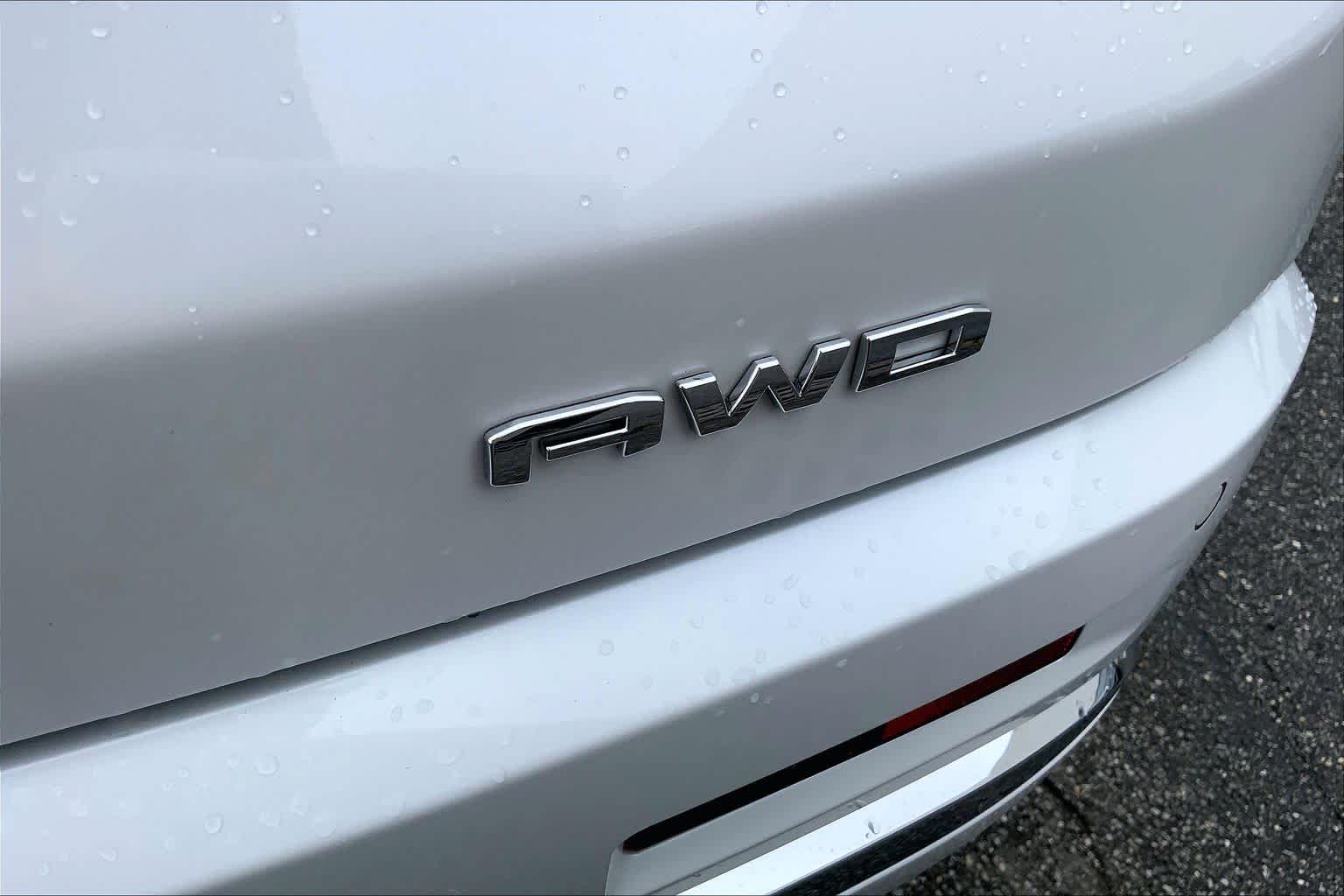 Used 2023 WHITE FROST TRICOAT GMC Denali image 10