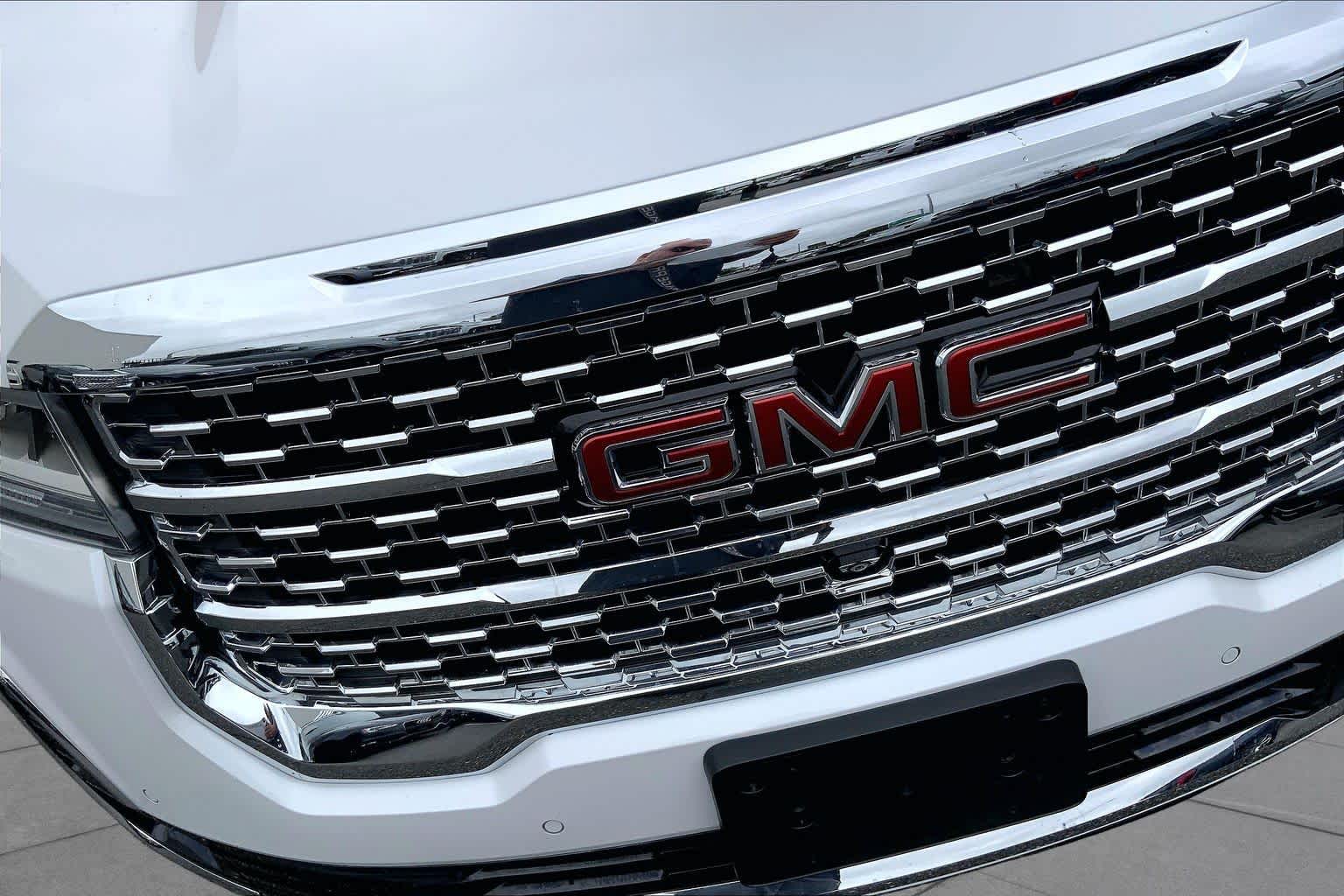 Used 2023 WHITE FROST TRICOAT GMC Denali image 32