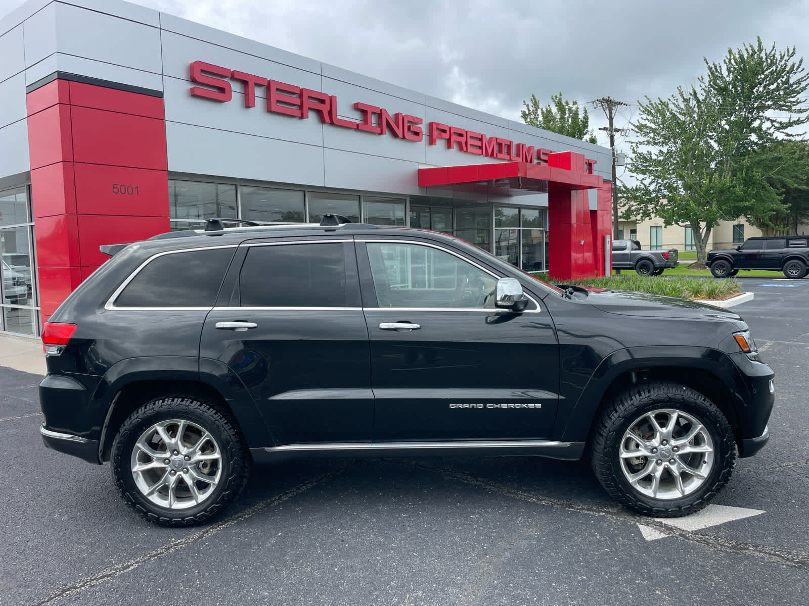 Brilliant Black Crystal Pearlcoat 2015 Jeep Grand Cherokee SUV / Crossover Four-Wheel Drive 8-Speed Automatic