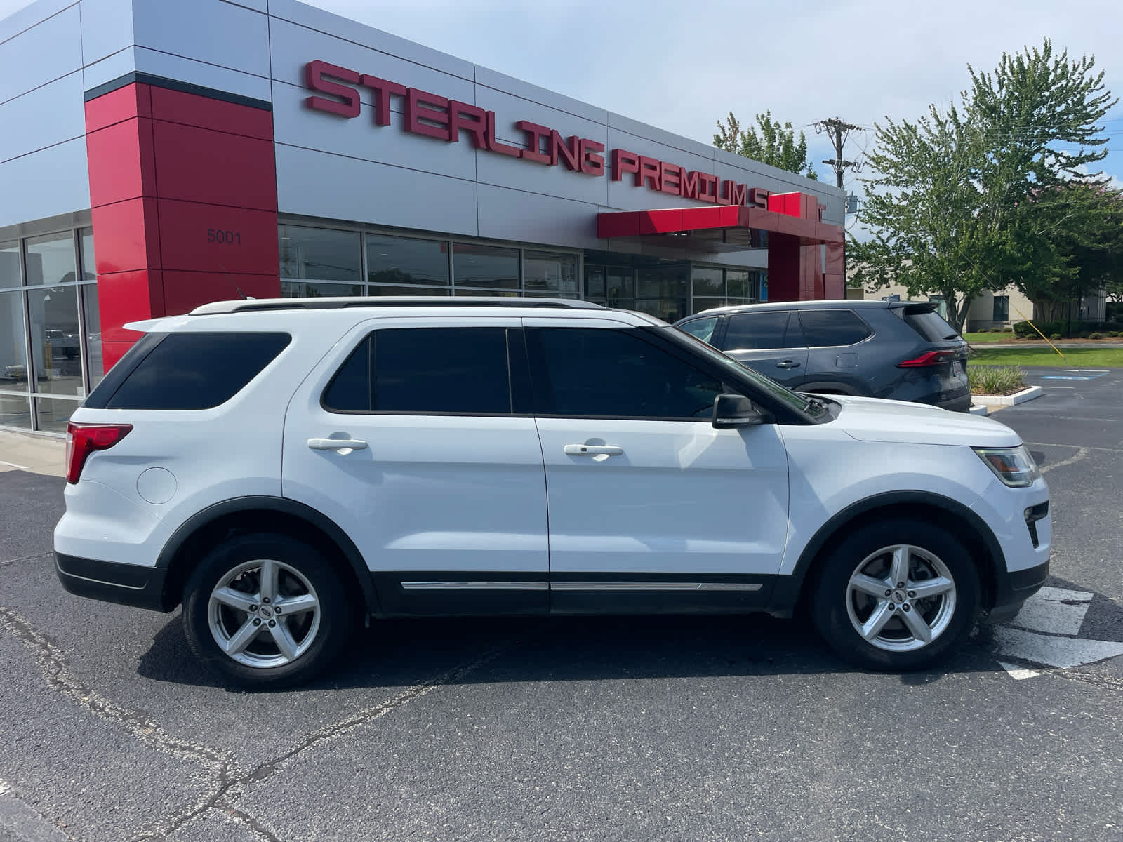 Oxford White 2018 Ford Explorer SUV / Crossover Front-Wheel Drive 6-Speed Automatic
