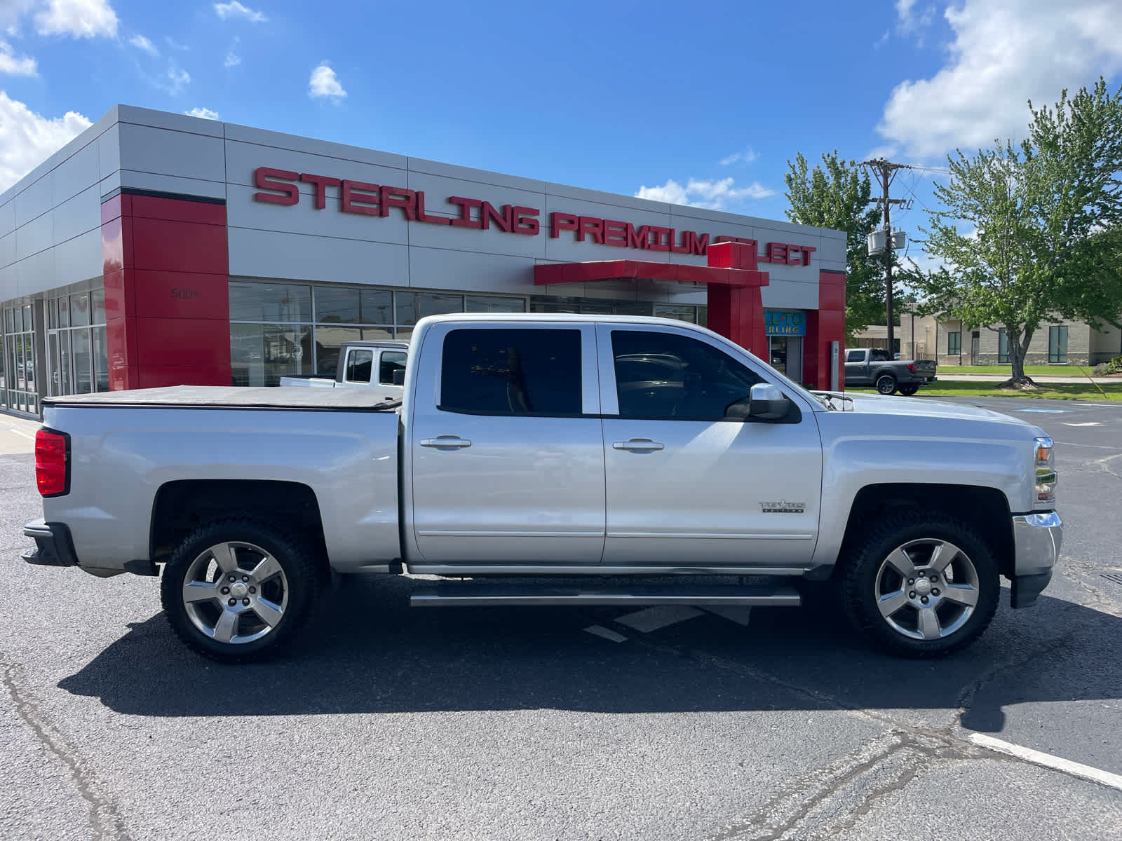Silver Ice Metallic 2017 Chevrolet Silverado 1500 LT Crew Cab RWD Pickup Truck 4X2 6-Speed Automatic
