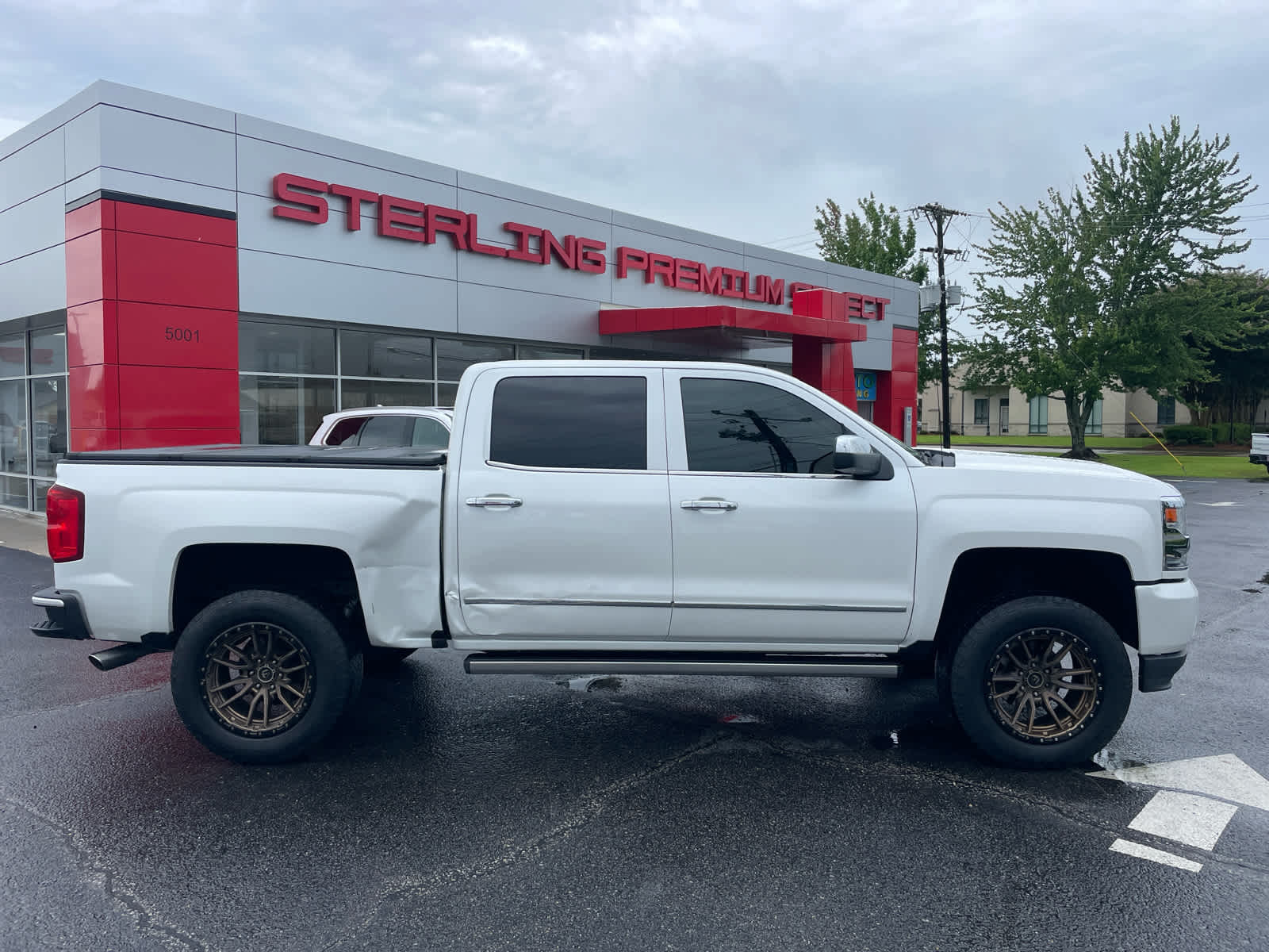 White (Iridescent Pearl Tricoat) 2017 Chevrolet Silverado 1500 Pickup Truck Four-Wheel Drive 8-Speed Automatic