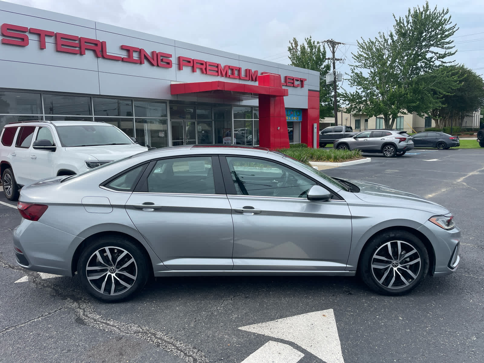 Pyrite Silver Metallic 2025 Volkswagen Jetta Sedan Front-Wheel Drive 8-Speed Automatic