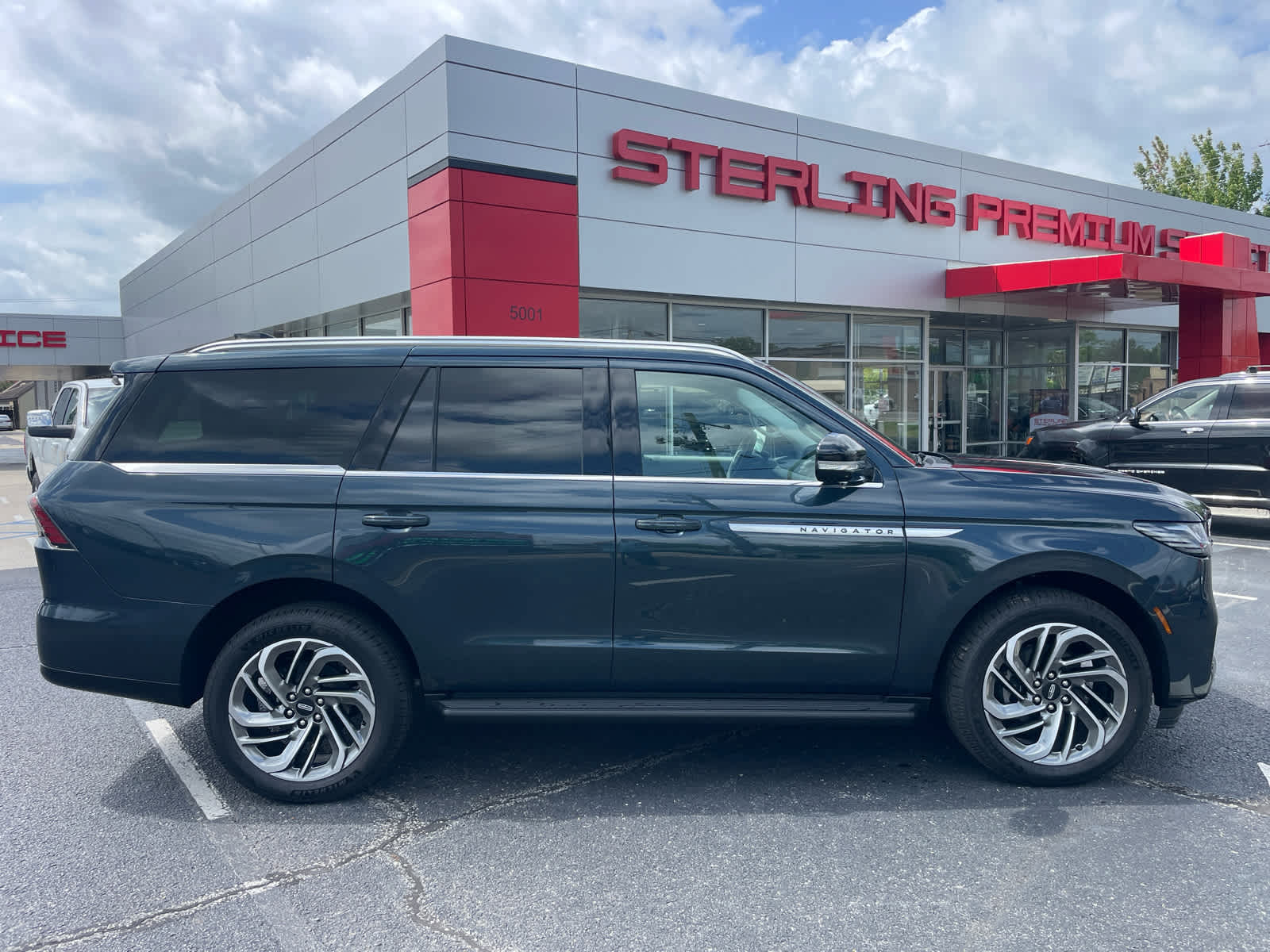 Flight Blue Metallic Clearcoat 2026 Lincoln Navigator SUV / Crossover Four-Wheel Drive Automatic