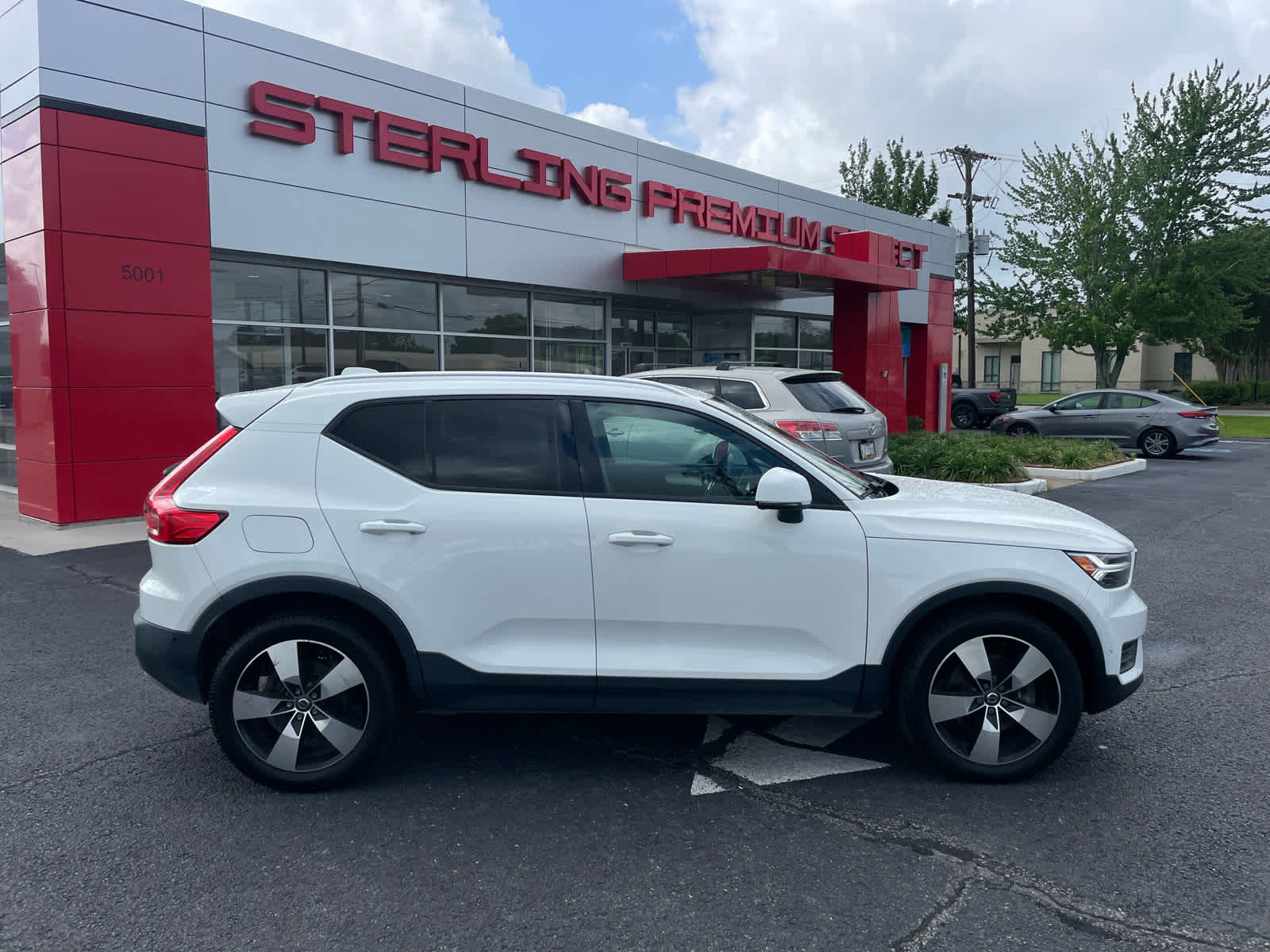 Ice White 2019 Volvo XC40 T5 Momentum AWD SUV / Crossover All-Wheel Drive 8-Speed Automatic