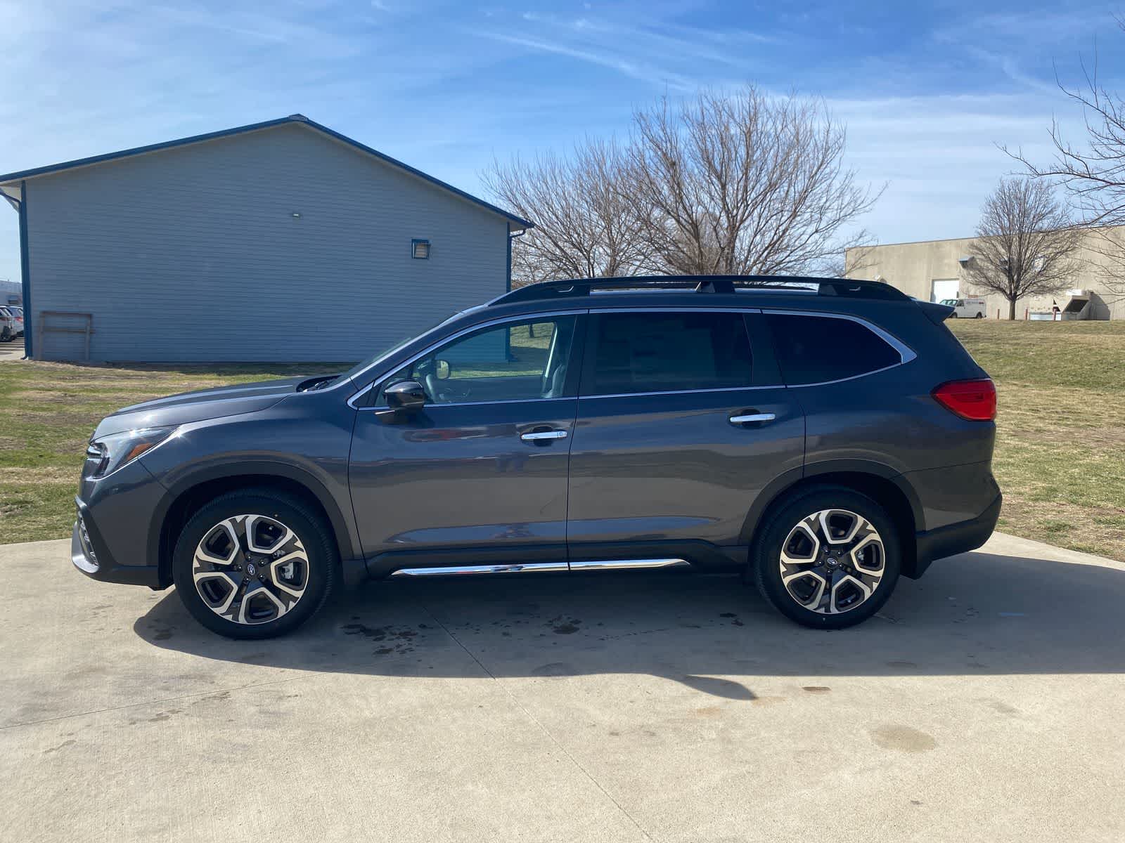 View vehicle photo 3