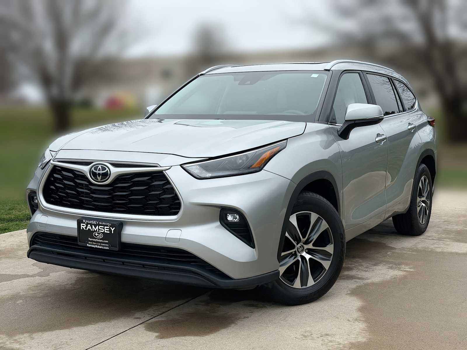 Celestial Silver Metallic 2023 Toyota Highlander XLE FWD SUV / Crossover Front-Wheel Drive 8-Speed Automatic