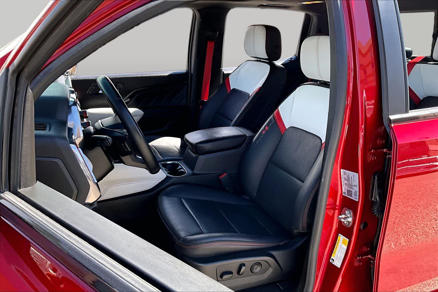 View vehicle photo 7