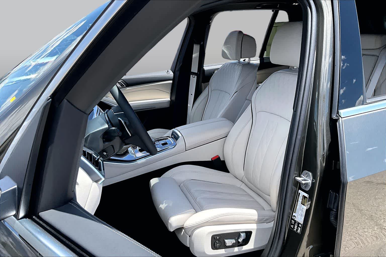 View vehicle photo 7