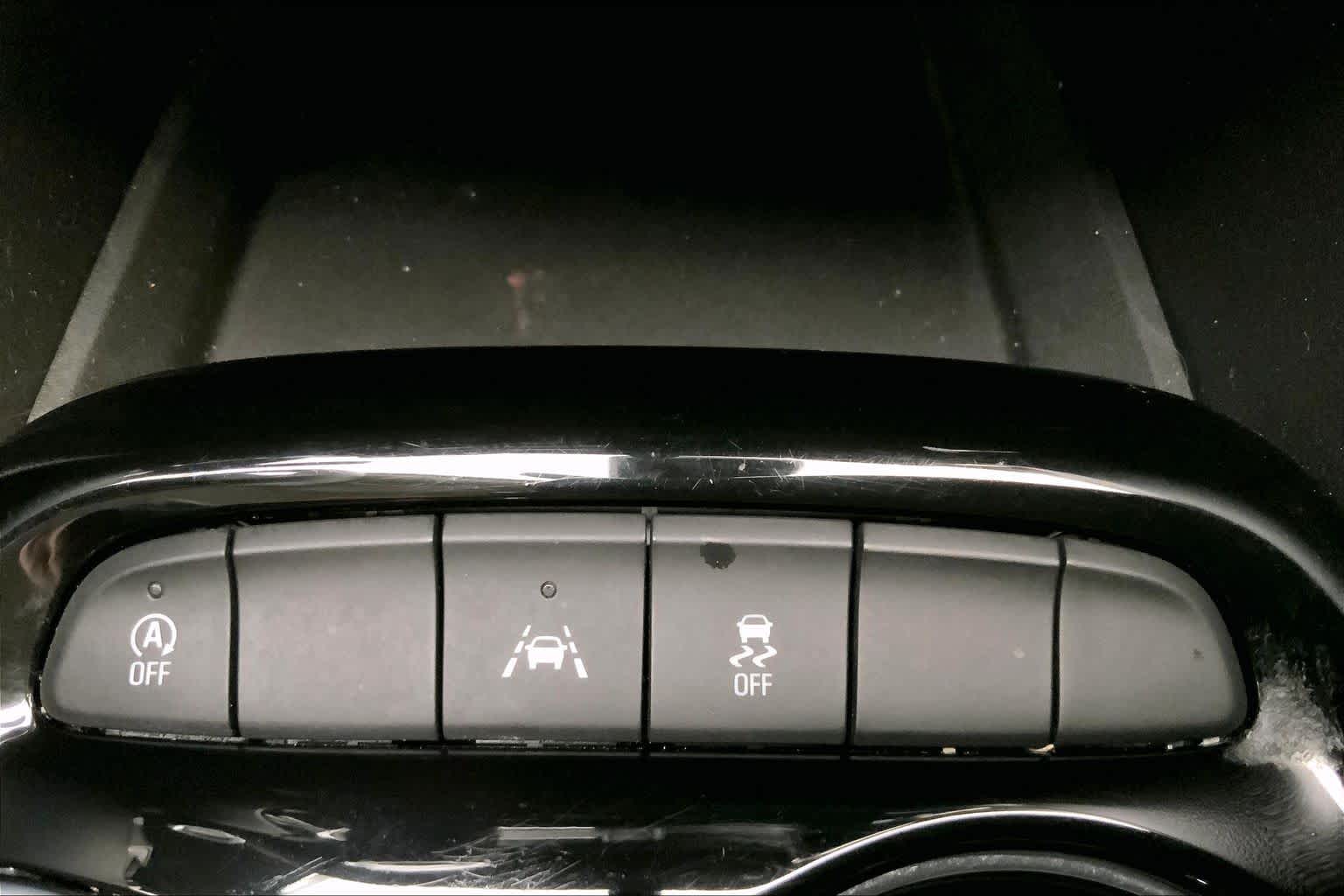 Used 2022 Summit White Buick Select image 35