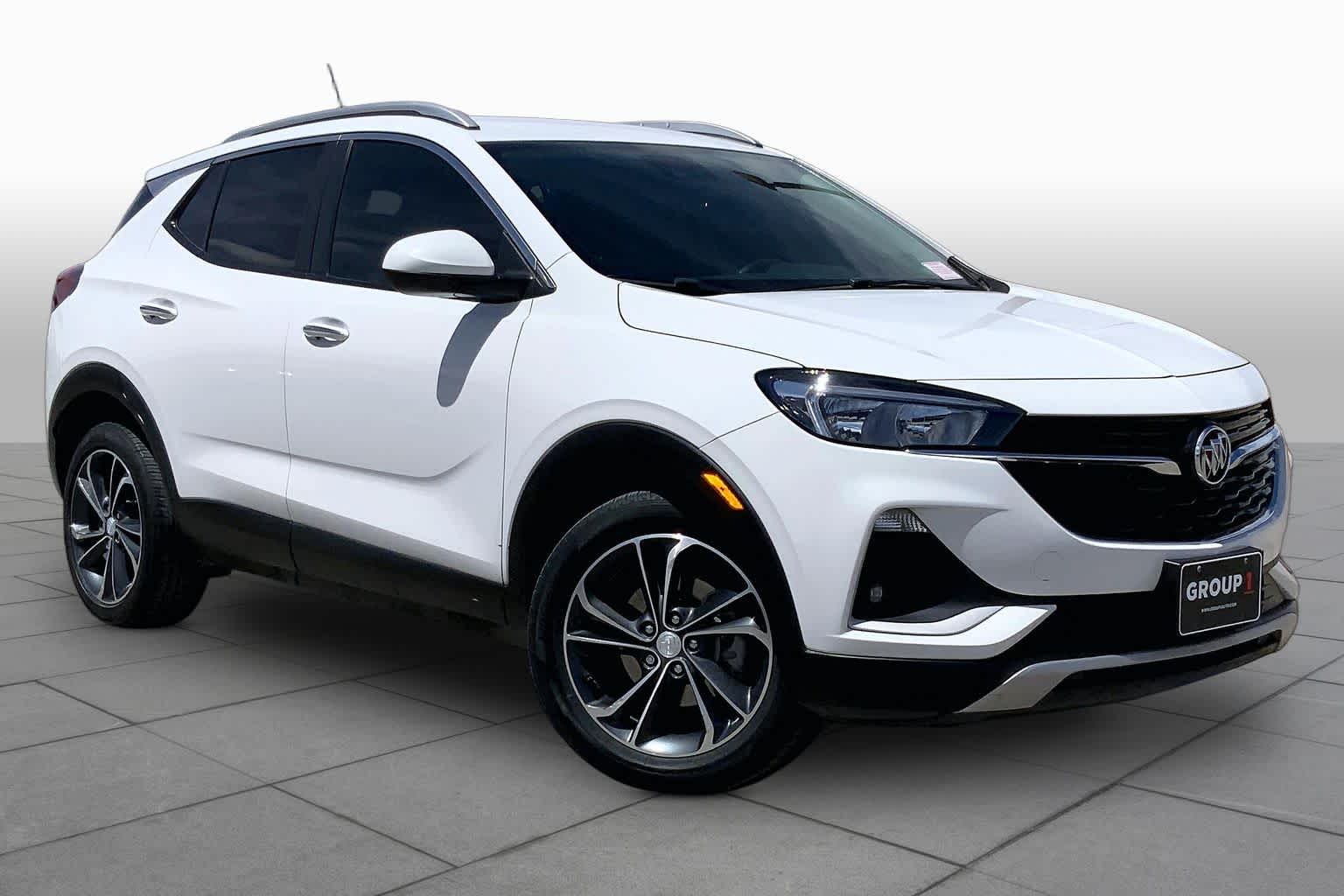 Used 2022 Summit White Buick Select image 3