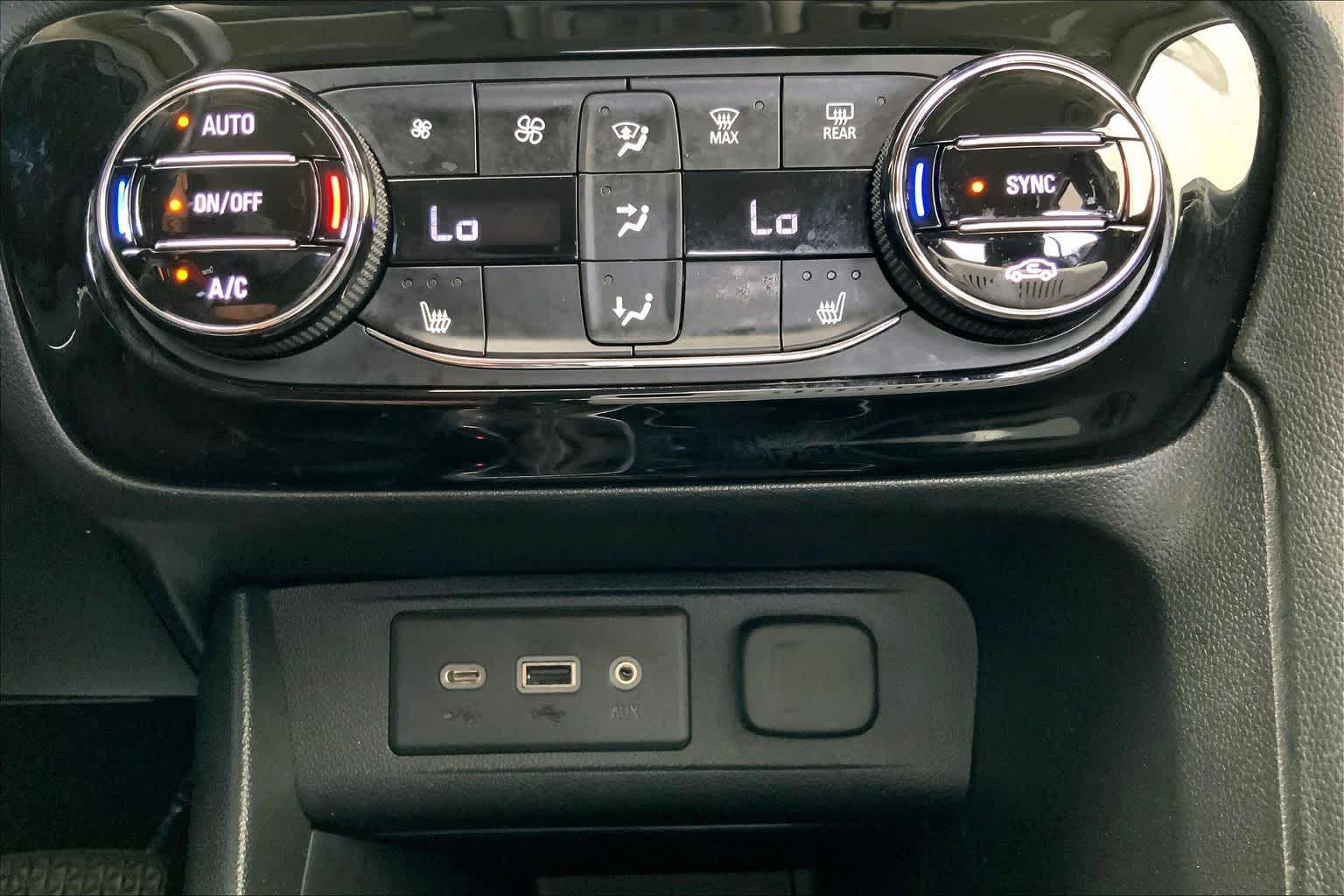 Used 2022 Summit White Buick Select image 34