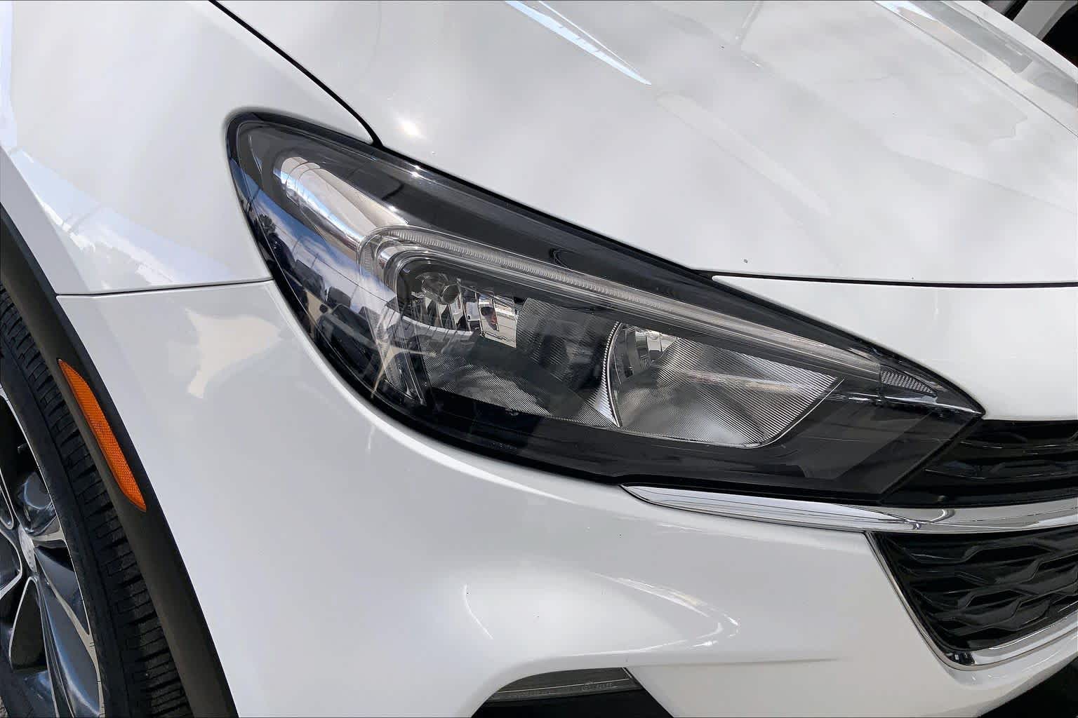 Used 2022 Summit White Buick Select image 28