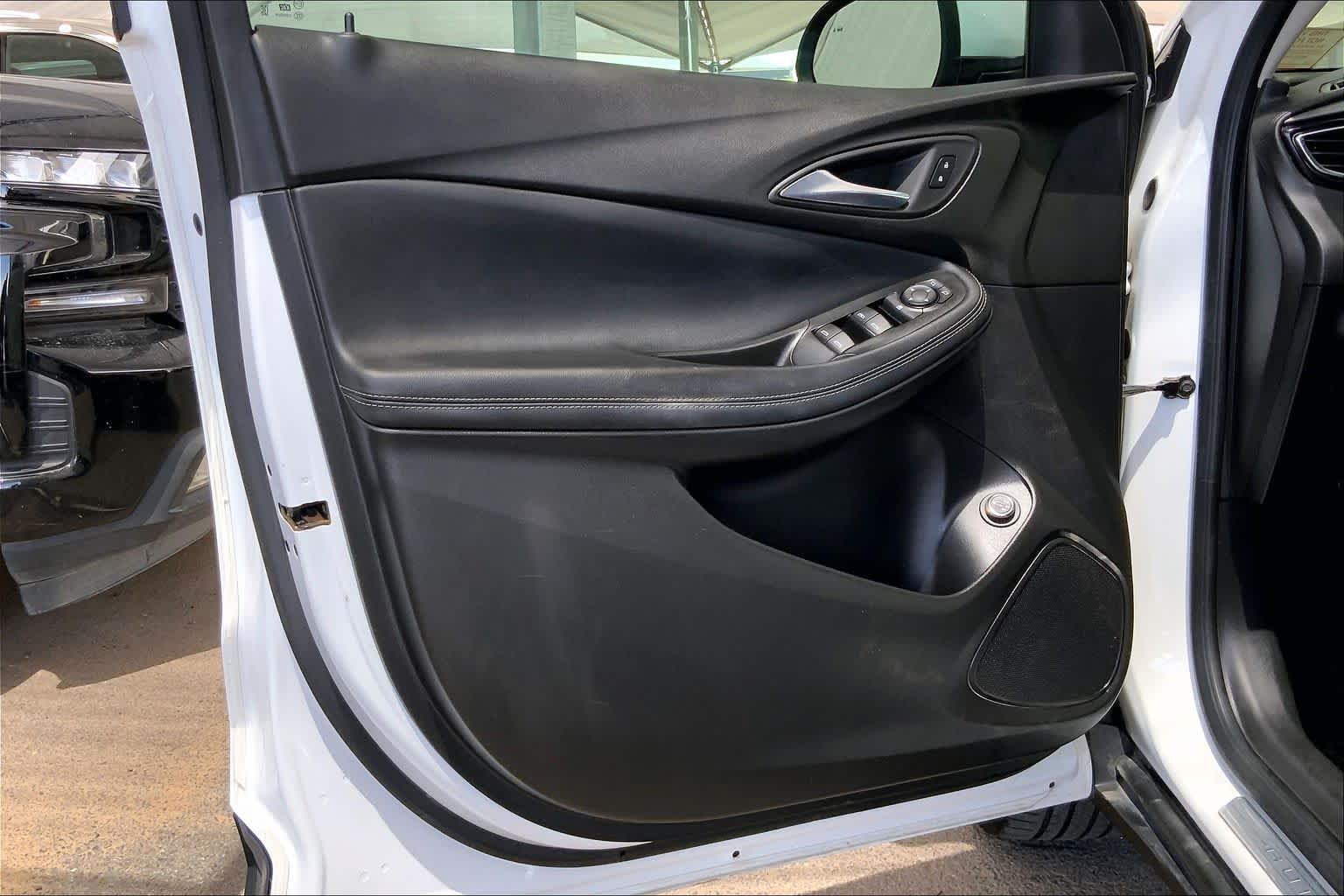 Used 2022 Summit White Buick Select image 22