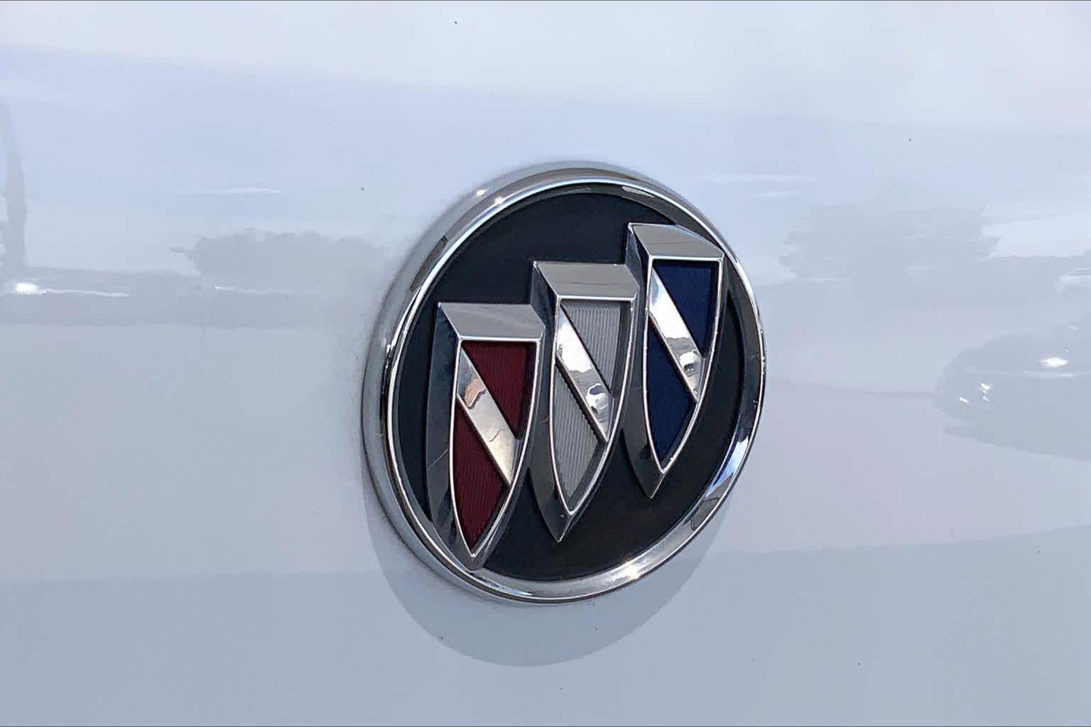Used 2022 Summit White Buick Select image 31
