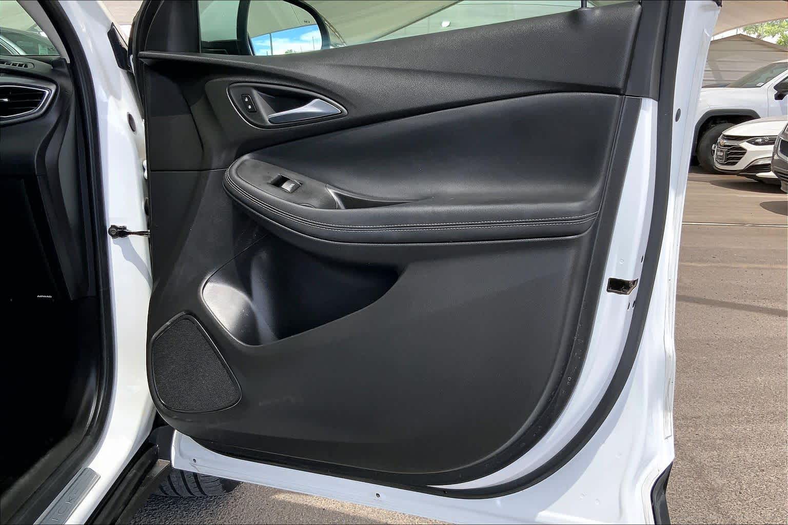 Used 2022 Summit White Buick Select image 23