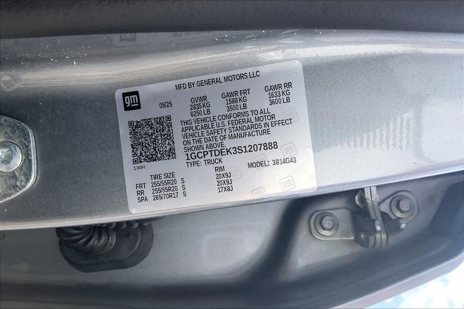 Used 2025 Sterling Gray Metallic Chevrolet Z71 image 62