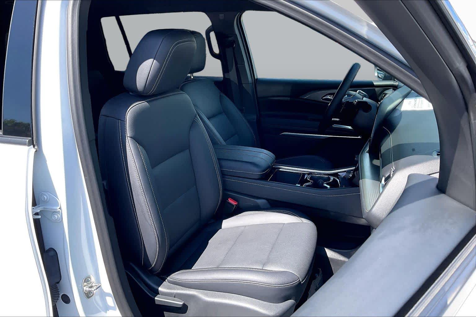 Pre-Owned 2025 Chevrolet Traverse LT