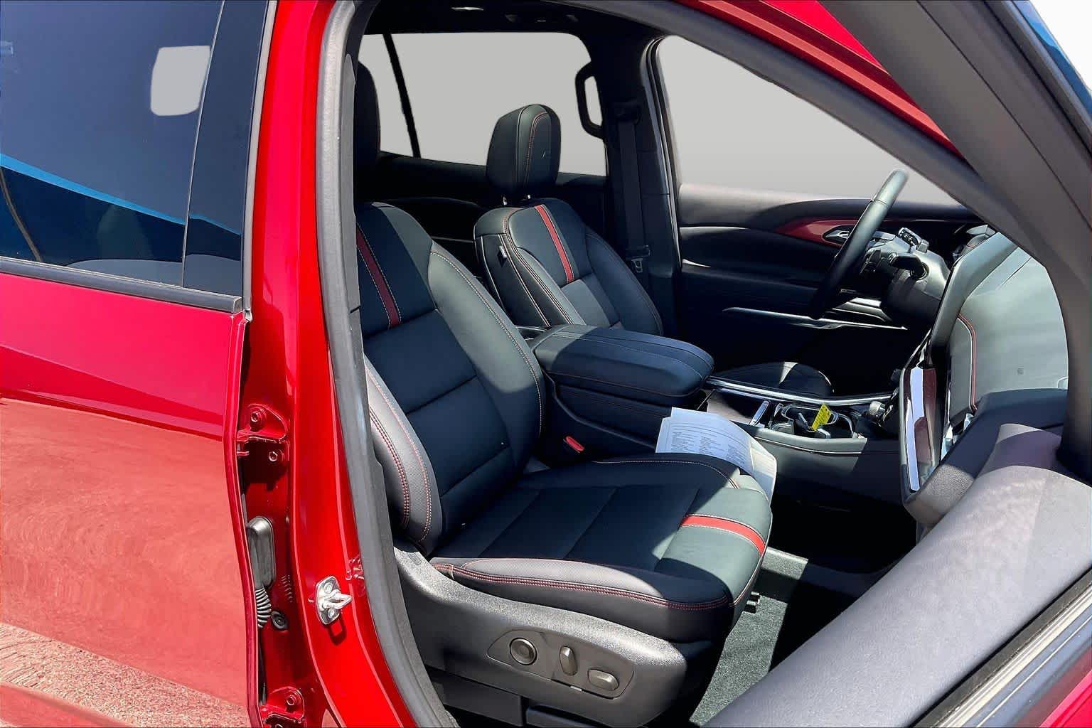 Pre-Owned 2024 Chevrolet Traverse RS