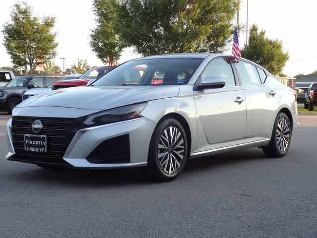 Brilliant Silver Metallic 2023 Nissan Altima 2.5 SV FWD Sedan Front-Wheel Drive Continuously Variable Transmission