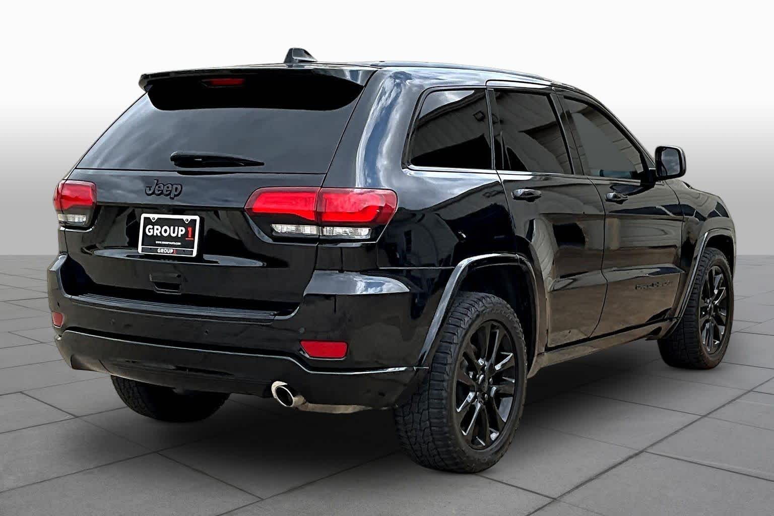 2017 Jeep Grand Cherokee photo 10 of 30