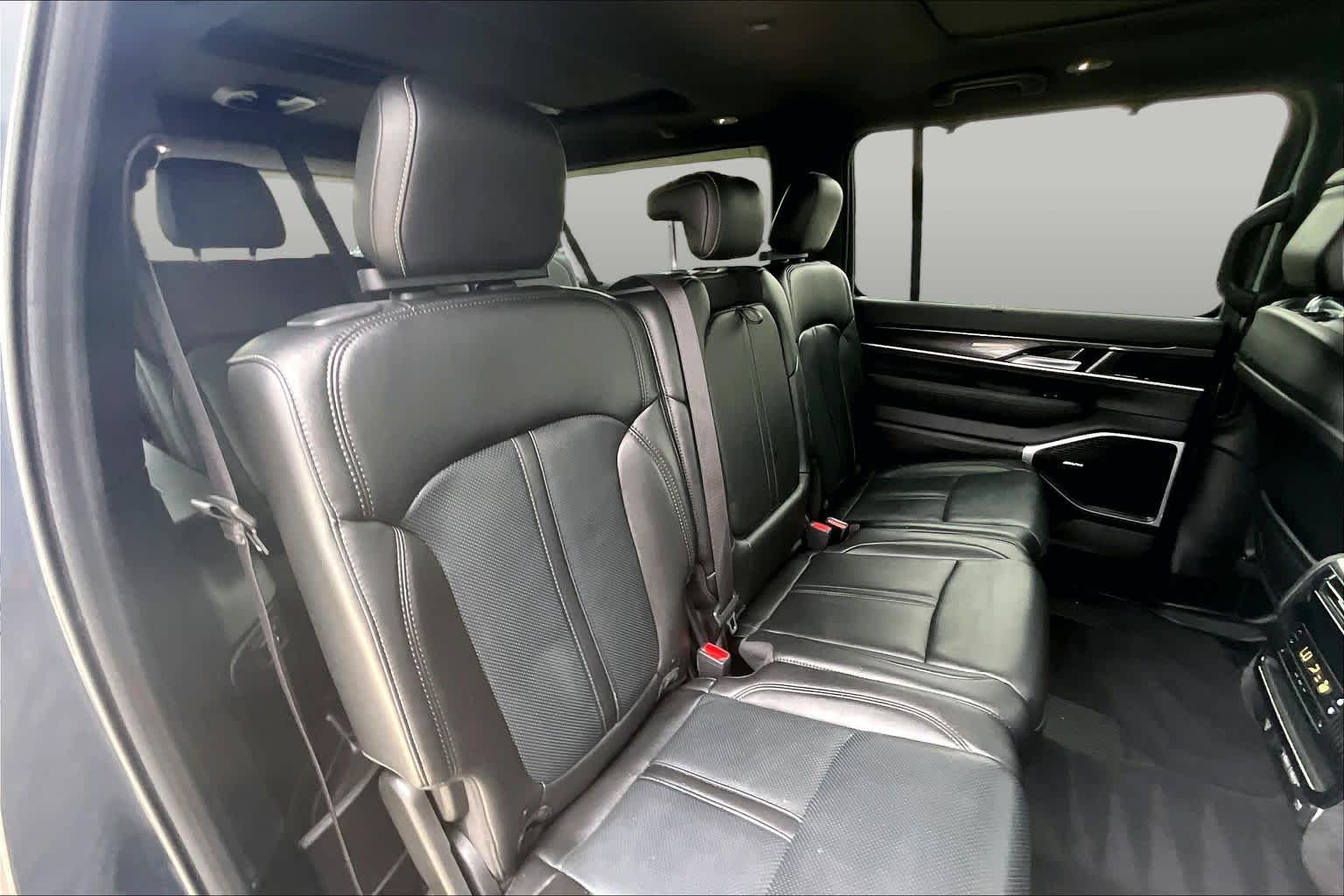 2024 Jeep Wagoneer L photo 18 of 32
