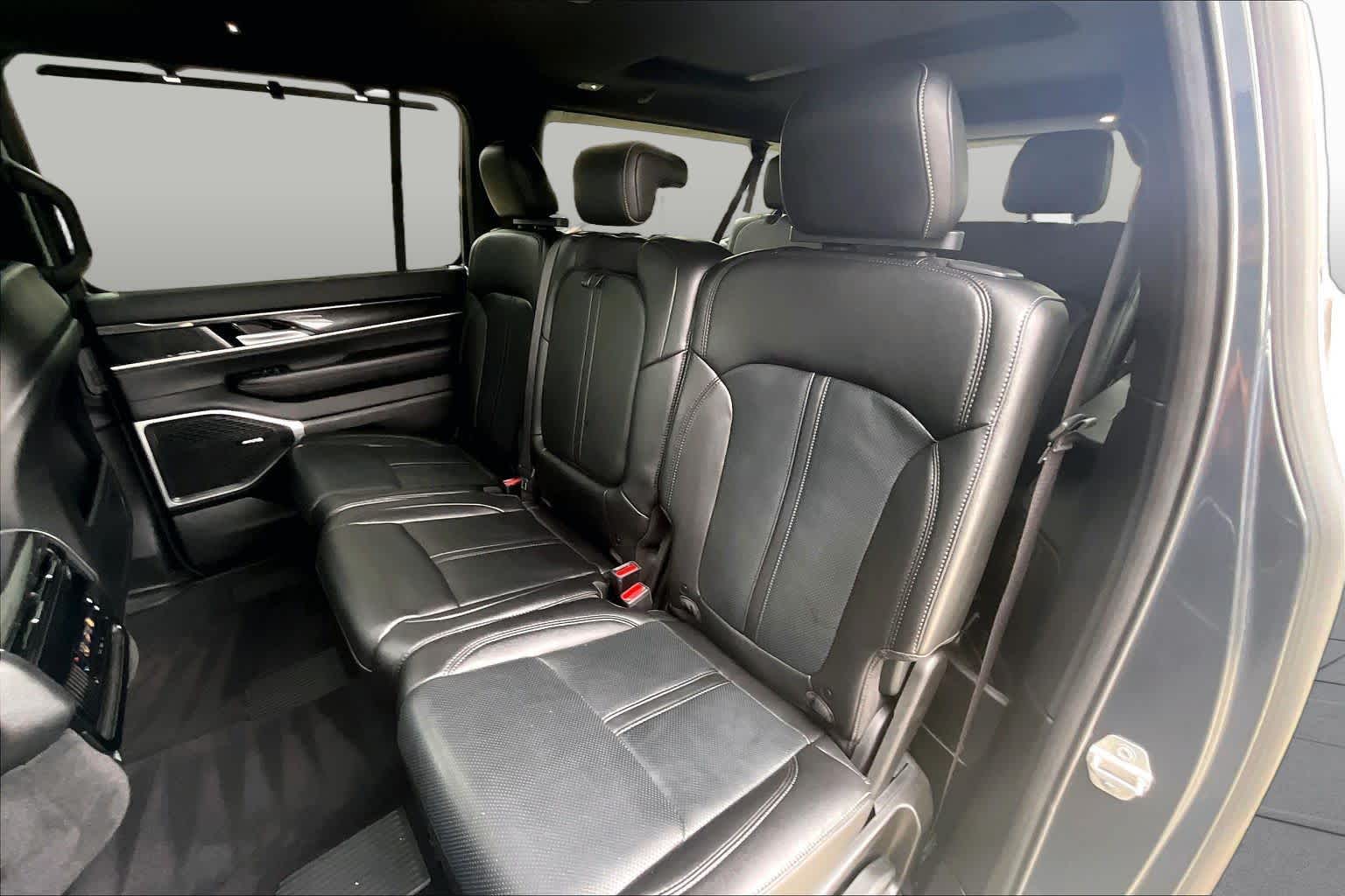 2024 Jeep Wagoneer L photo 17 of 32
