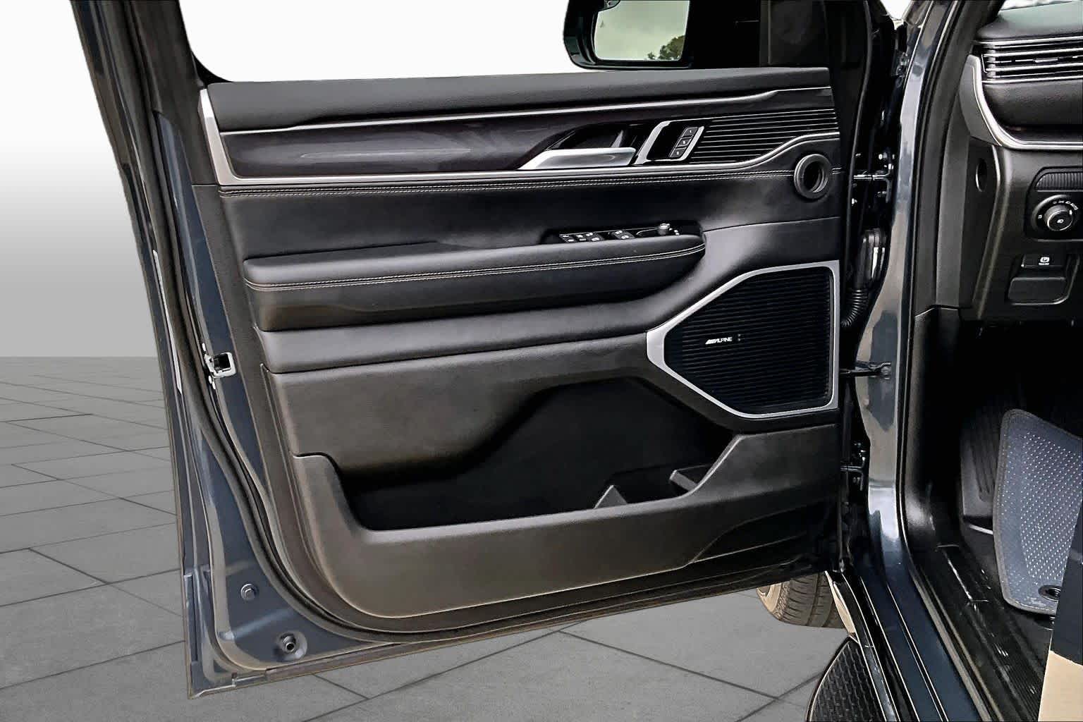2024 Jeep Wagoneer L photo 19 of 32