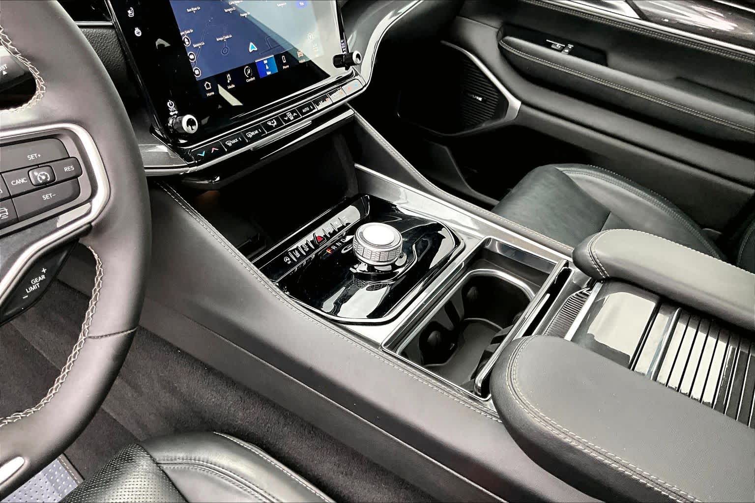 2024 Jeep Wagoneer L photo 14 of 32