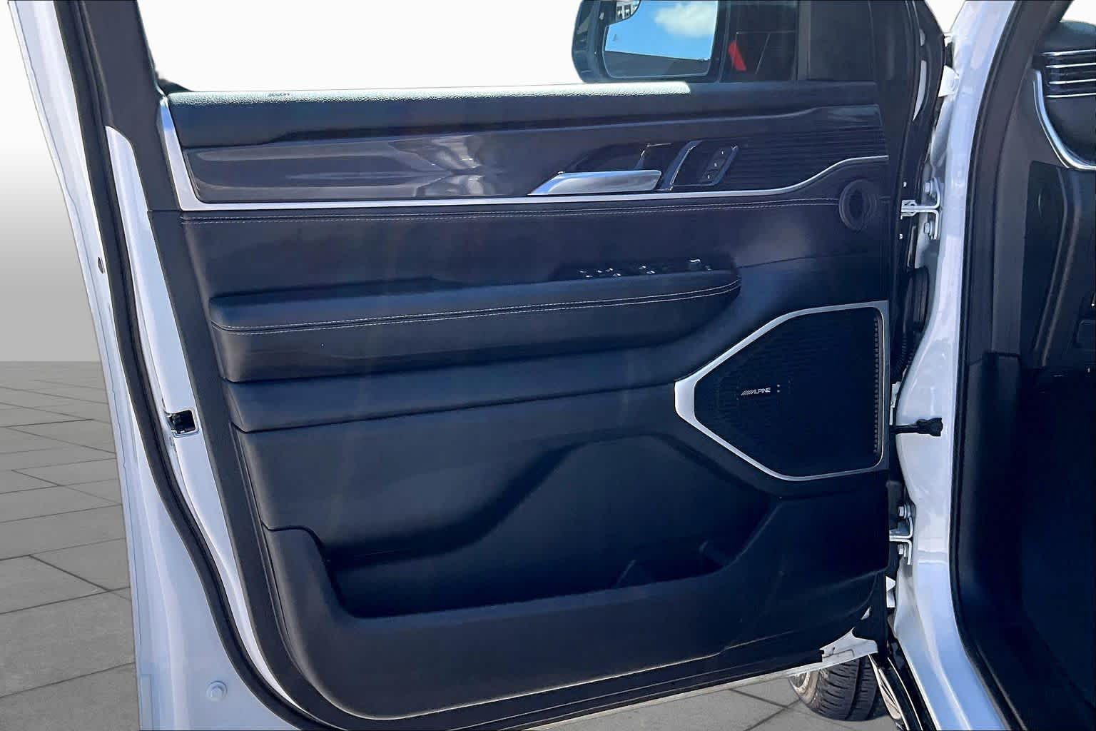 2024 Jeep Wagoneer photo 18 of 31