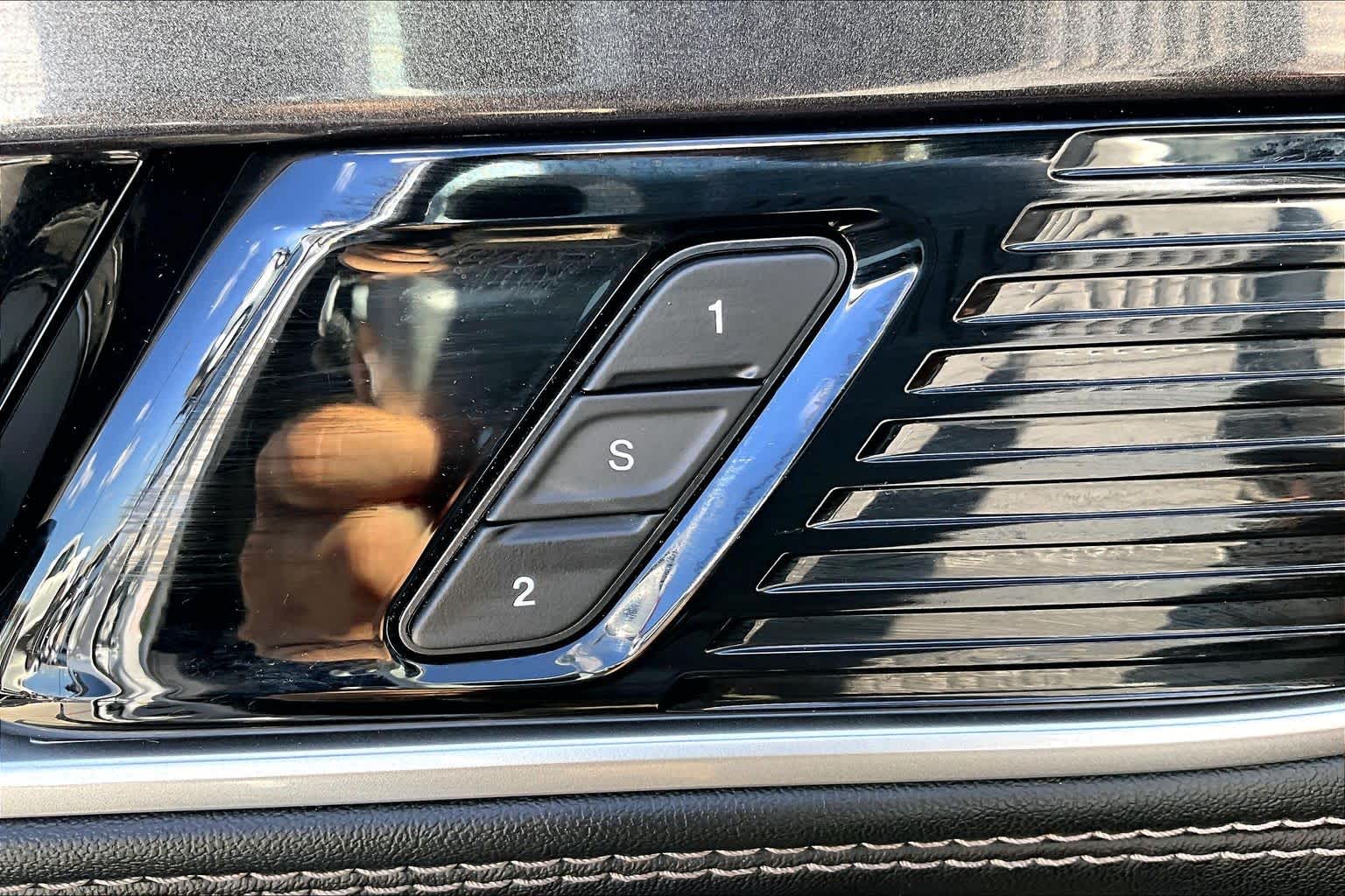 2024 Jeep Wagoneer photo 30 of 31