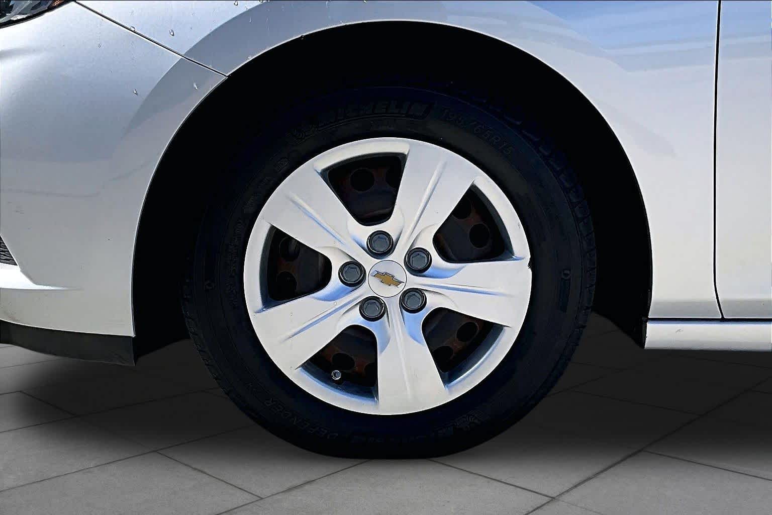 2017 Chevrolet Cruze photo 9 of 25