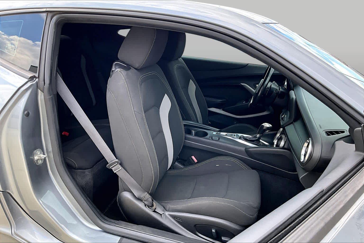 2019 Chevrolet Camaro photo 9 of 31