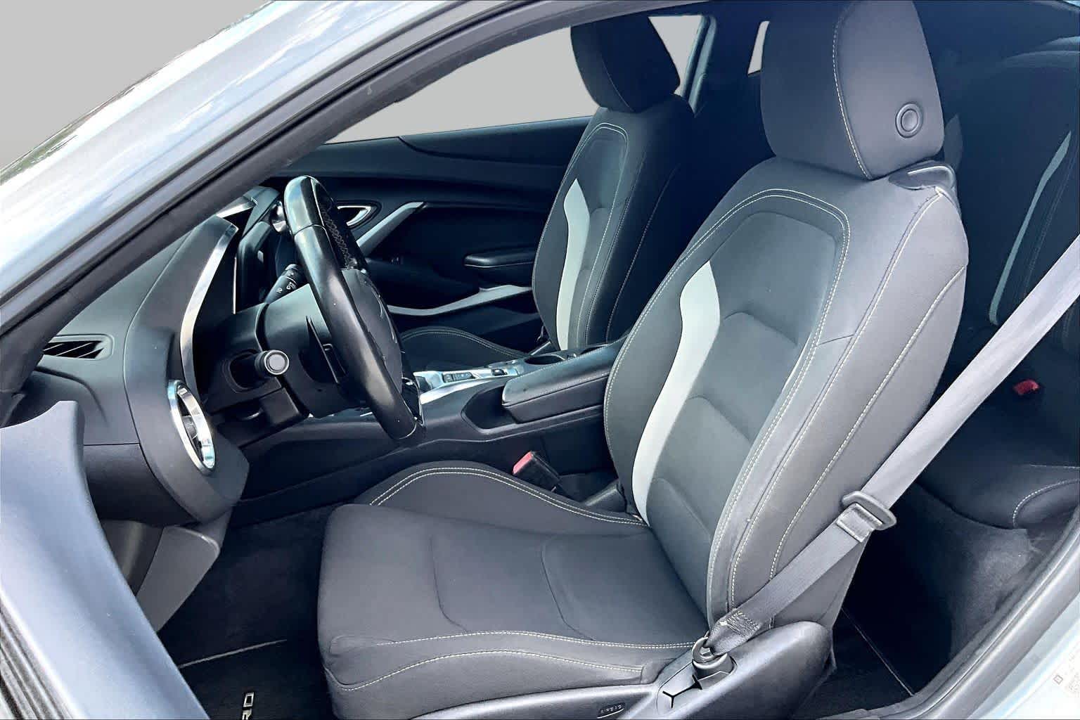 2019 Chevrolet Camaro photo 8 of 31