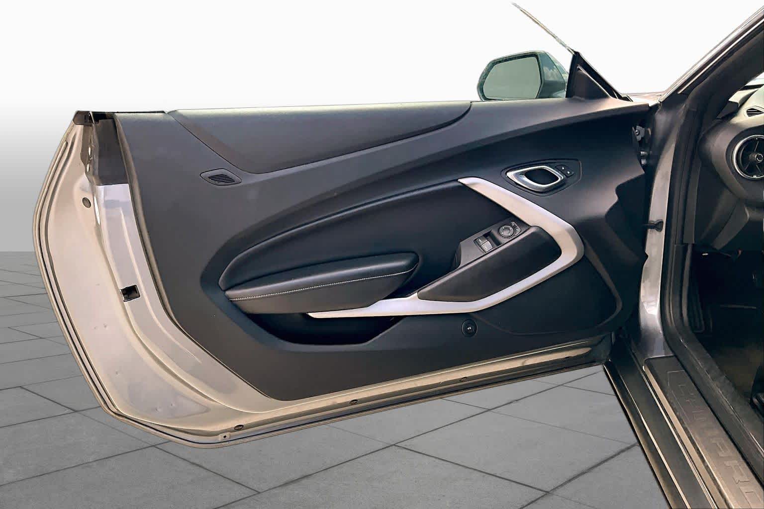 2019 Chevrolet Camaro photo 19 of 31