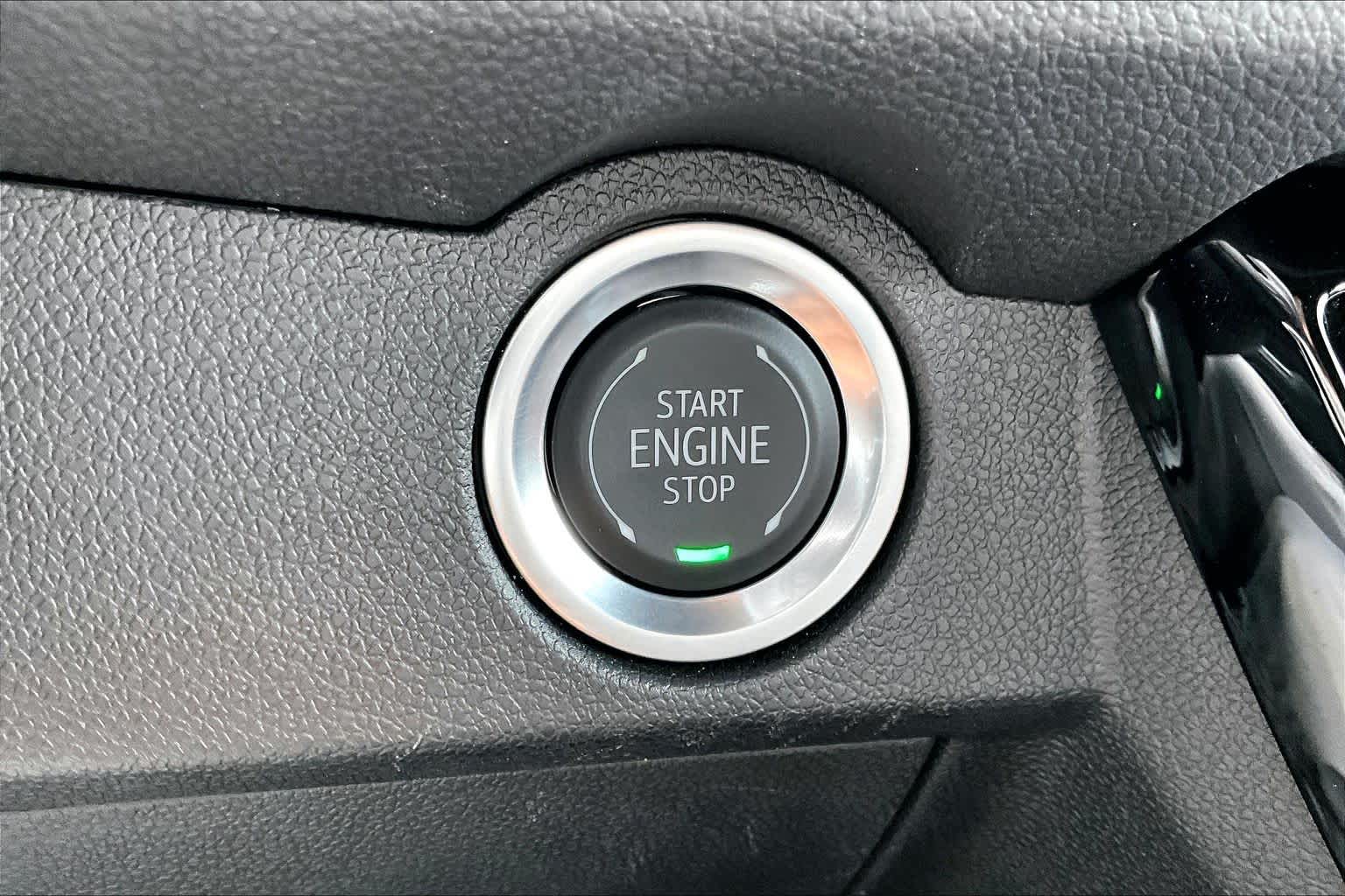2024 Chevrolet Traverse FWD LT Iridescent Pearl Tricoat at Group 1 Toyota Southwest