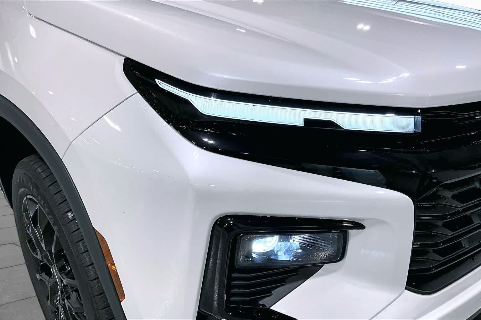 2024 Chevrolet Traverse FWD LT Iridescent Pearl Tricoat at Group 1 Toyota Southwest