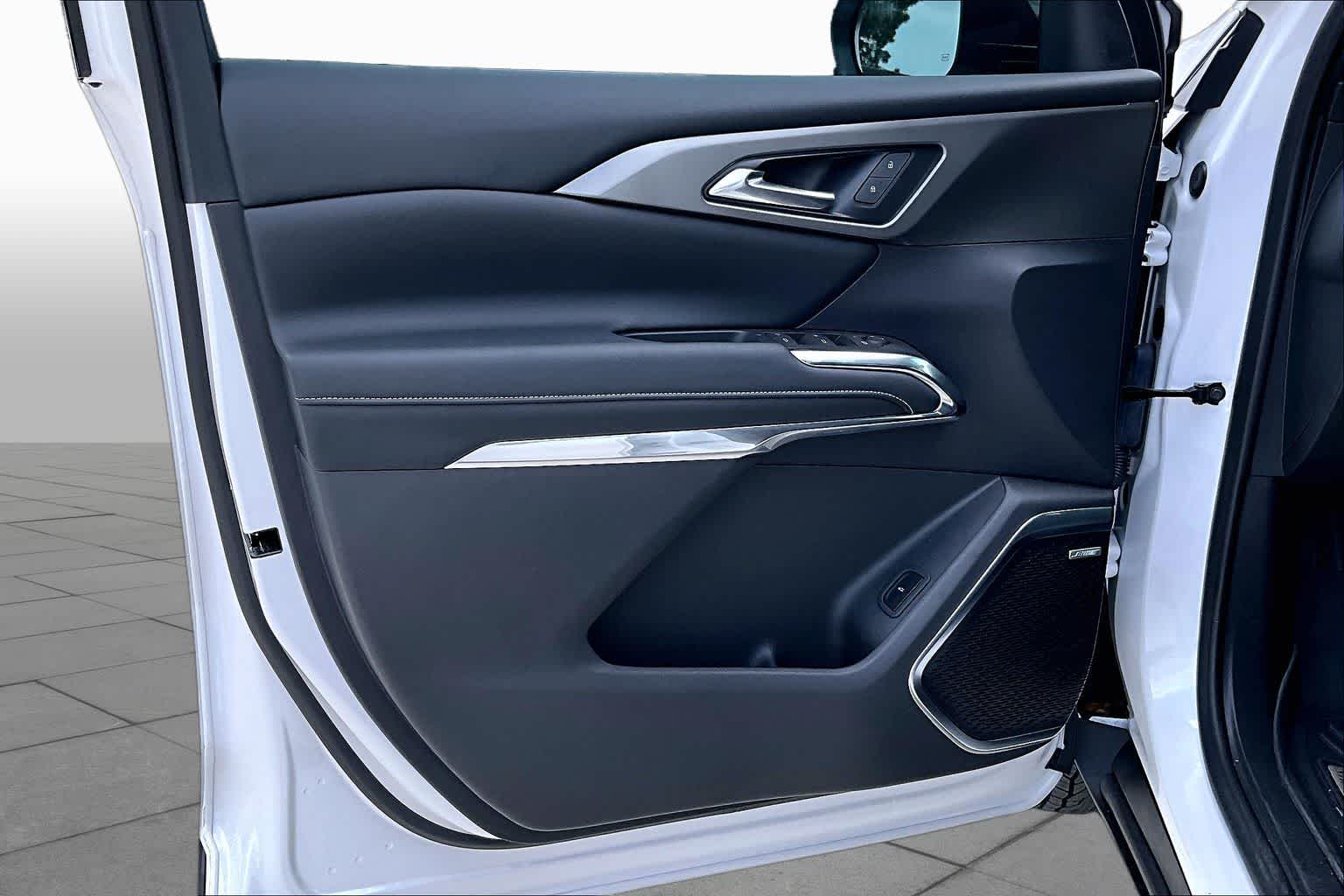 2024 Chevrolet Traverse FWD LT Iridescent Pearl Tricoat at Group 1 Toyota Southwest