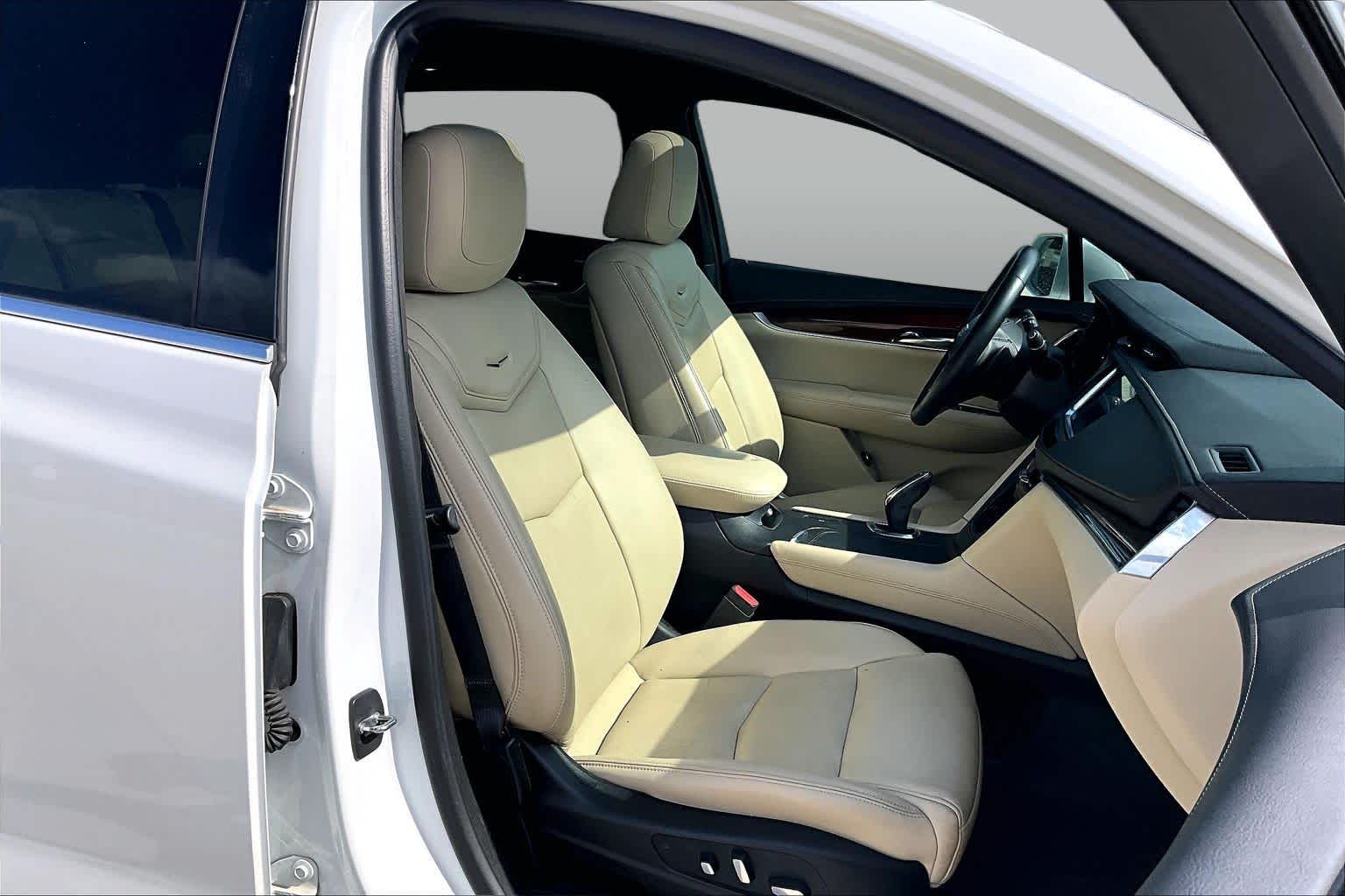 2017 Cadillac XT5 Luxury FWD Crystal White Tricoat at Tomball Ford